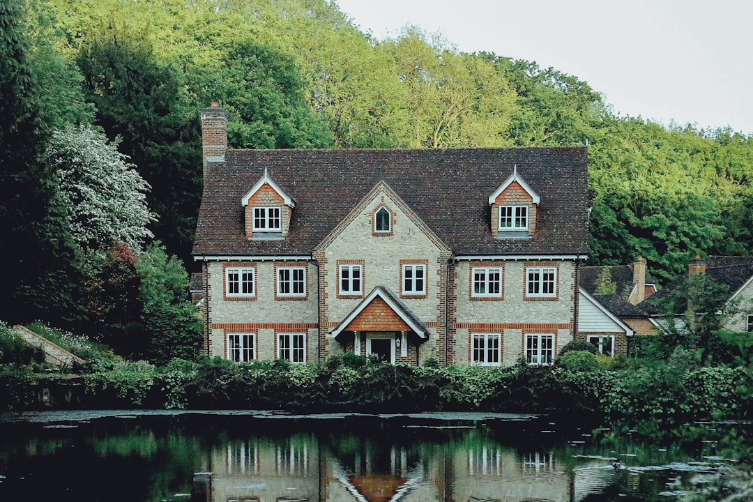 découvrez notre maison familiale idéale, un espace chaleureux et accueillant où créer des souvenirs inoubliables. profitez d'un cadre confortable et convivial, parfait pour les moments en famille.