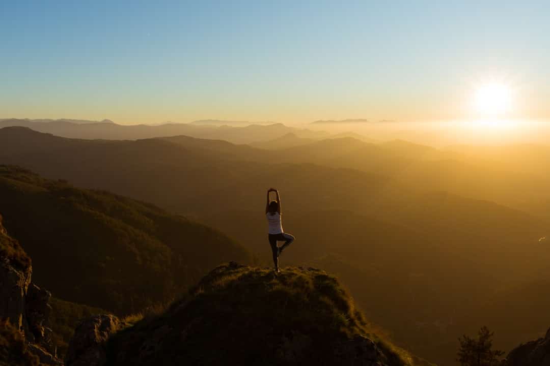 découvrez les bienfaits du yoga pour le corps et l'esprit. pratiquez des postures, des techniques de respiration et de méditation pour renforcer votre bien-être physique et mental. rejoignez-nous pour un voyage de sérénité et d'équilibre !