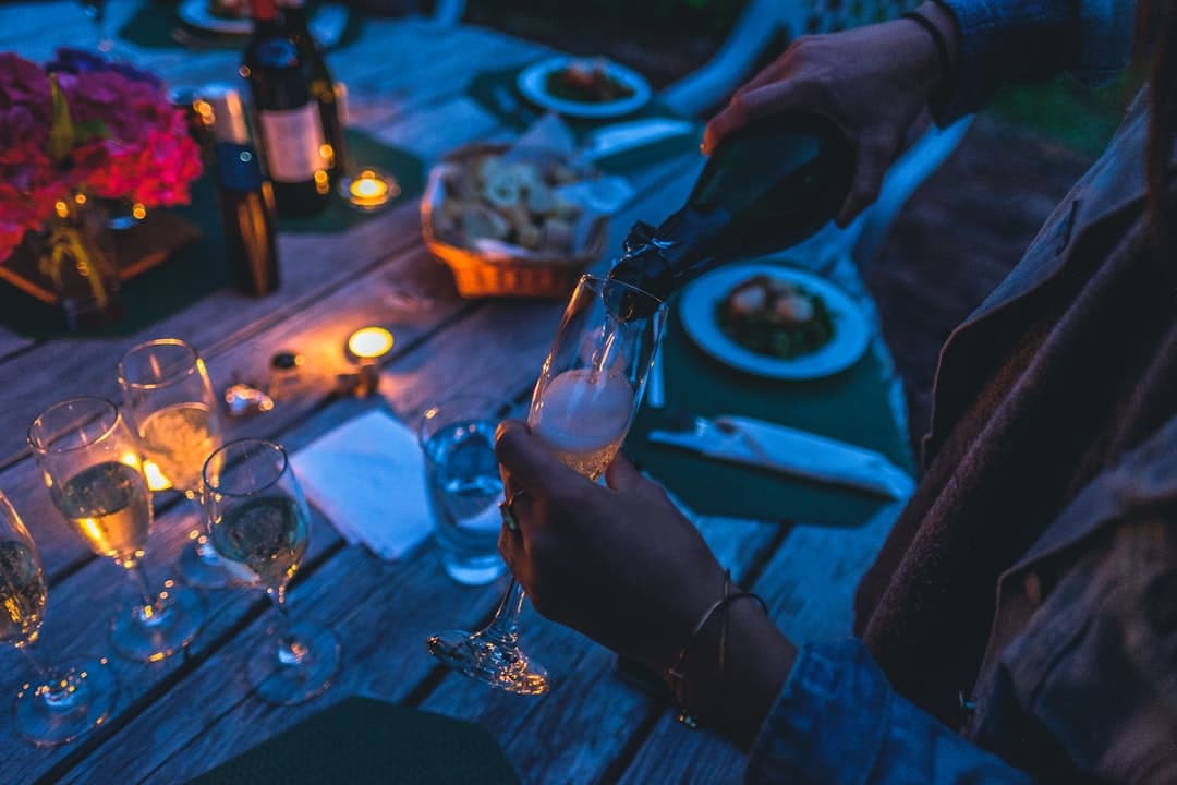 profitez d'un dîner aux chandelles romantique, où l'ambiance douce et chaleureuse crée une expérience culinaire inoubliable. laissez-vous séduire par des mets savoureux, une lumière tamisée et une atmosphère intime idéale pour les soirées en amoureux.