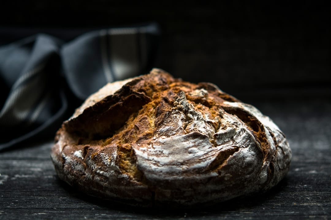 découvrez l'authenticité de notre boulangerie artisanale, où chaque pain est préparé avec passion et des ingrédients de qualité. dégustez nos créations uniques qui allient tradition et innovation.