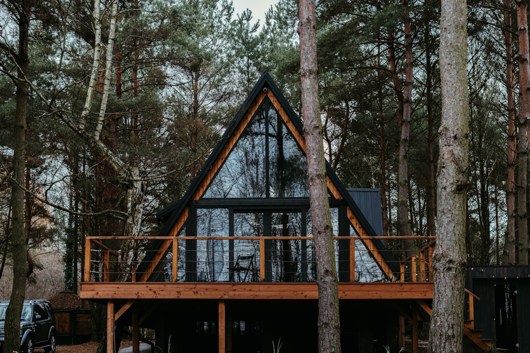 découvrez le charme et la chaleur des maisons en bois, des refuges écologiques qui allient esthétique et confort. explorez les avantages d'une construction durable et profitez d'un cadre de vie harmonieux au cœur de la nature.